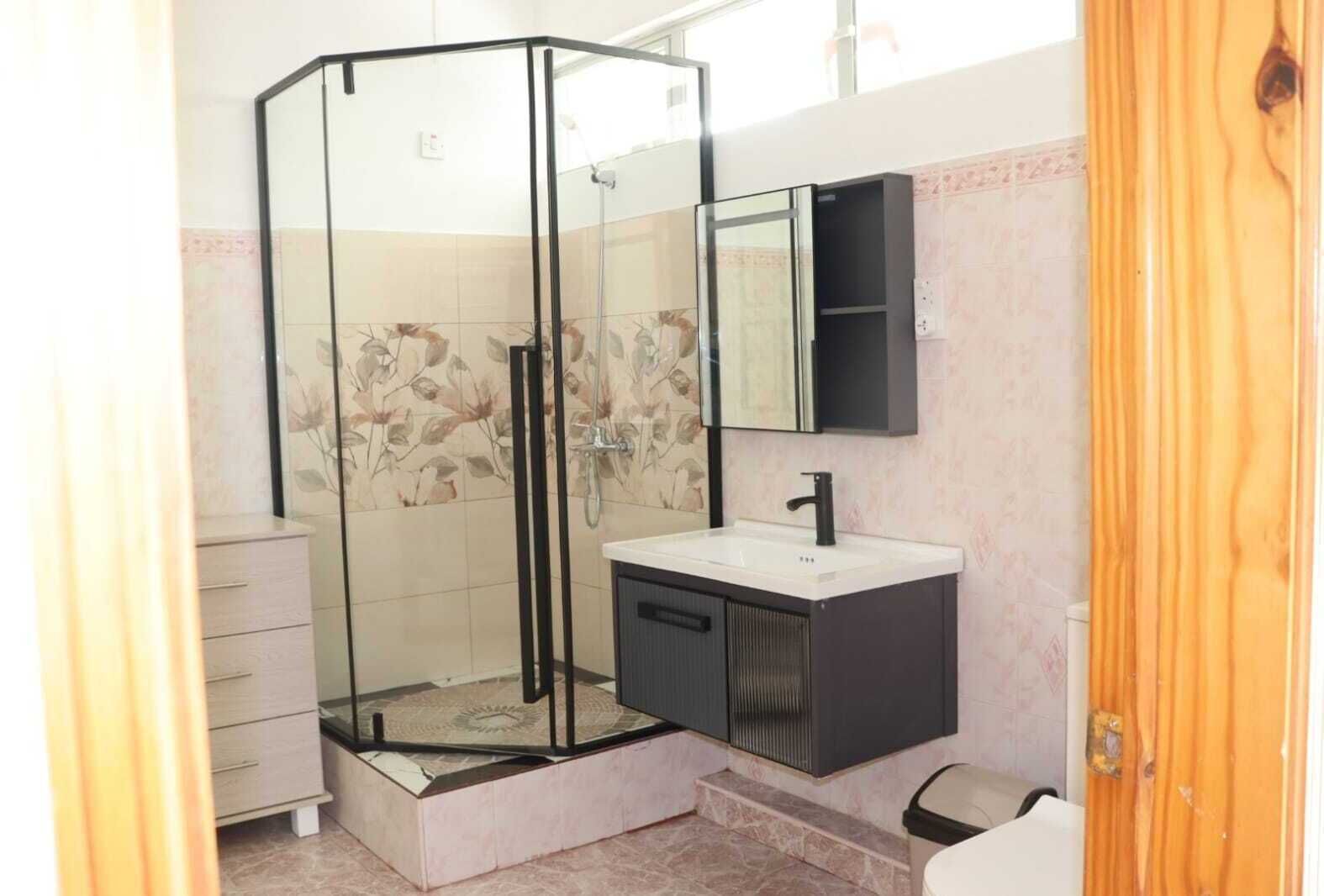 Douche, sèche-cheveux, serviettes fournies, savon