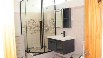 Ducha, secador de pelo, toallas y jabón