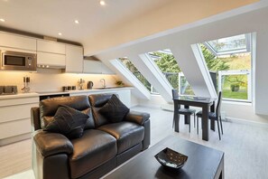 TV, offices - Host & Stay | Ross's View, Attic, Apartment 5 (Whitby)