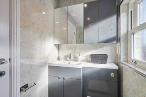 Shower, hair dryer, towels, shampoo - Host & Stay | Ross's View, Attic, Apartment 5 (Whitby)