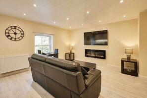 TV, offices - Host & Stay | Ross's View, Second Floor, Apartment 4 (Whitby)