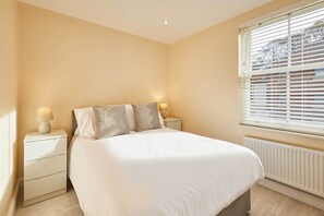 1 bedroom, bed sheets - Host & Stay | Ross's View, Second Floor, Apartment 4 (Whitby)