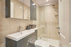 Dusche, Haartrockner, Handtücher, Shampoo