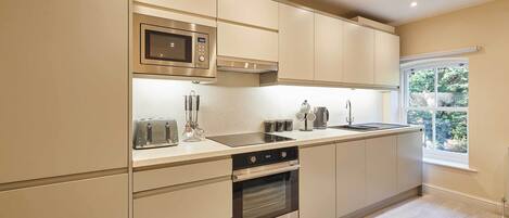 Kylskåp, mikrovågsugn, ugn och spishäll