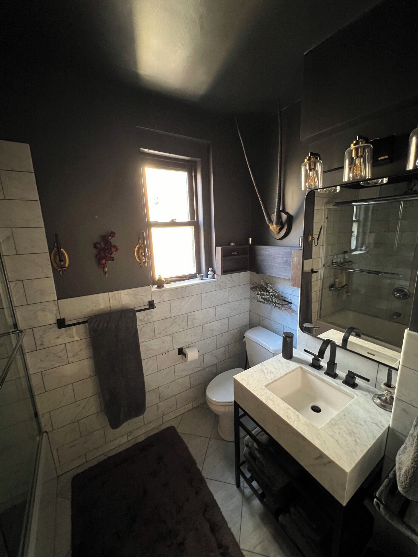 Een haardroger, een bidet, handdoeken, zeep