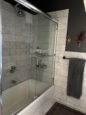 Hair dryer, bidet, towels, soap - Designer Corner Unit Suite, Cozy 1-bedroom apt, Laundry, AC, (New York)