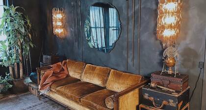 Designer Corner Unit Suite, Cozy 1-bedroom apt, Laundry, AC,