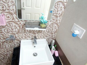 Doccia, asciugamani, sapone, carta igienica