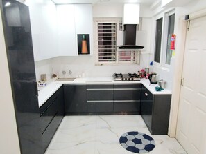 Réfrigérateur, plaque de cuisson, bouilloire électrique, blender