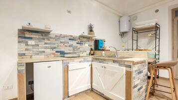 Jääkaappi, mikroaaltouuni, uuni, liesi