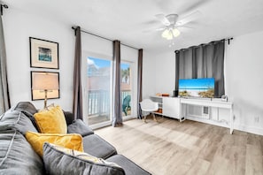Smart TV - 🌴Studio with Gulf View, Steps from the Beach | Surfwinds #3🌴 (Panama City)