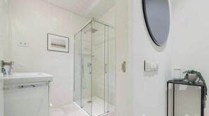 Shower, hair dryer, towels, shampoo
