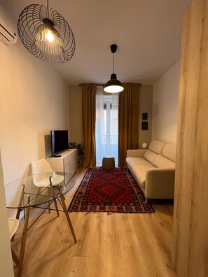 TV - w* | Bright 1BR with Balcony in Madrid Centro (Madrid)