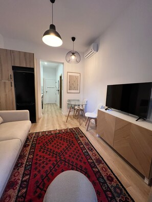 TV - w* | Bright 1BR with Balcony in Madrid Centro (Madrid)
