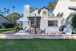 Outdoor dining - Portola Pointe - Spacious Spanish Style Condo in Los Pueblos with Koi Filled Lag (Palm Springs)