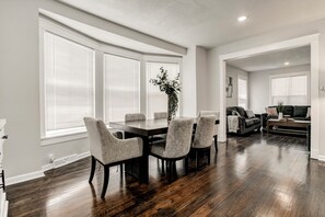 Dining - Stylish & Cozy Apartment with Modern Updates (Kansas City)