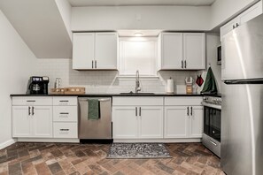 Private kitchen - Stylish & Cozy Apartment with Modern Updates (Kansas City)