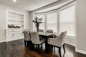 Dining - Stylish & Cozy Apartment with Modern Updates (Kansas City)