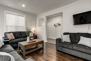 Living area - Stylish & Cozy Apartment with Modern Updates (Kansas City)