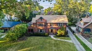 Exterior - Edgewater Estate - Sleeps 14 - Fun Game Room (Cleveland)