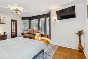 Desk, iron/ironing board, WiFi, bed sheets - Edgewater Estate - Sleeps 14 - Fun Game Room (Cleveland)