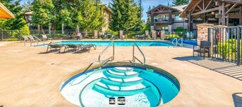 Resort. Sleeps 6. Newer Executive ENTIRE Townhome. Outdoor Pool and HotTub.