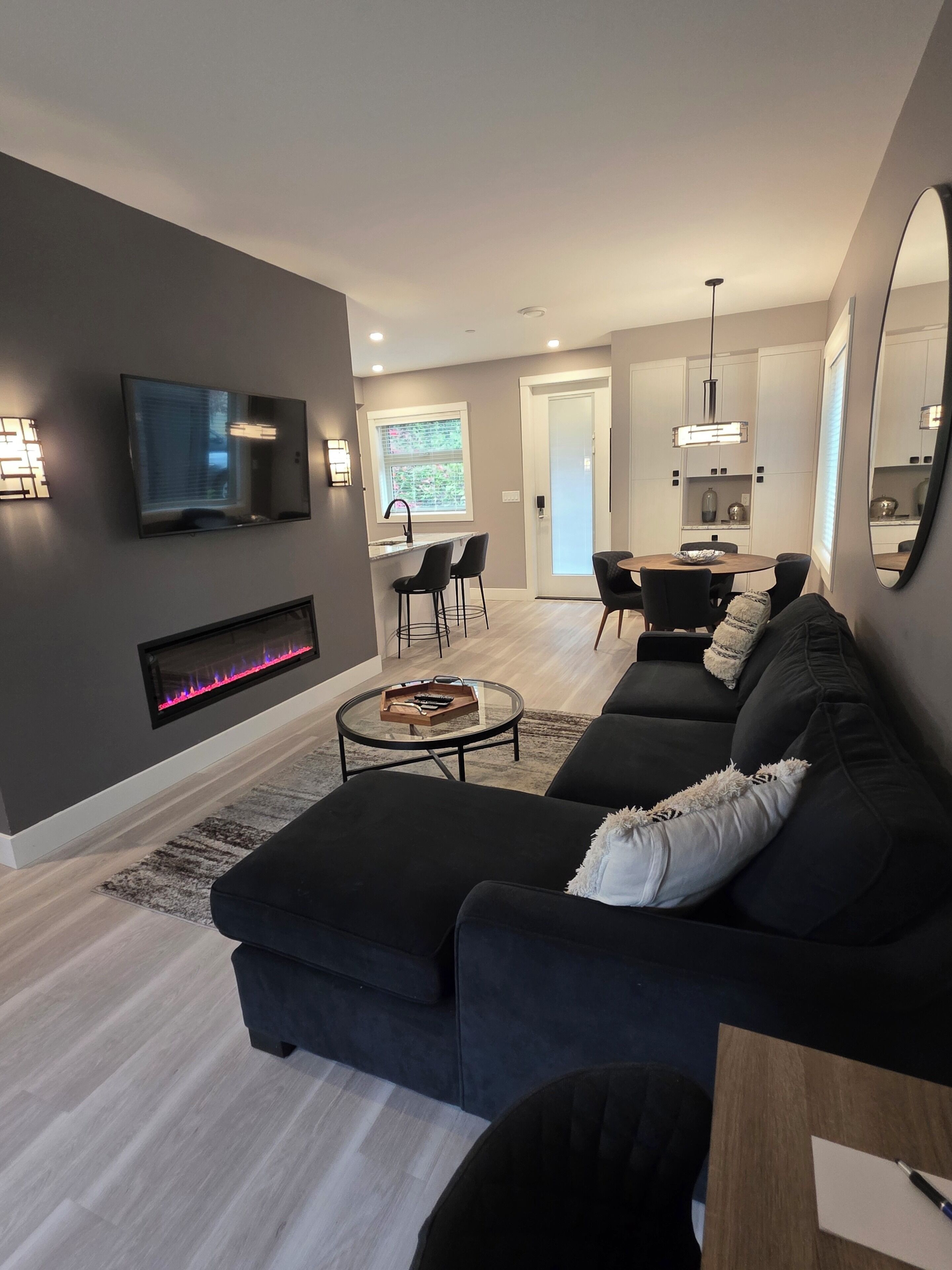 Smart TV y chimenea 