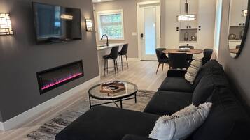 Smart TV y chimenea