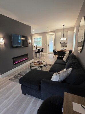 Smart TV y chimenea 