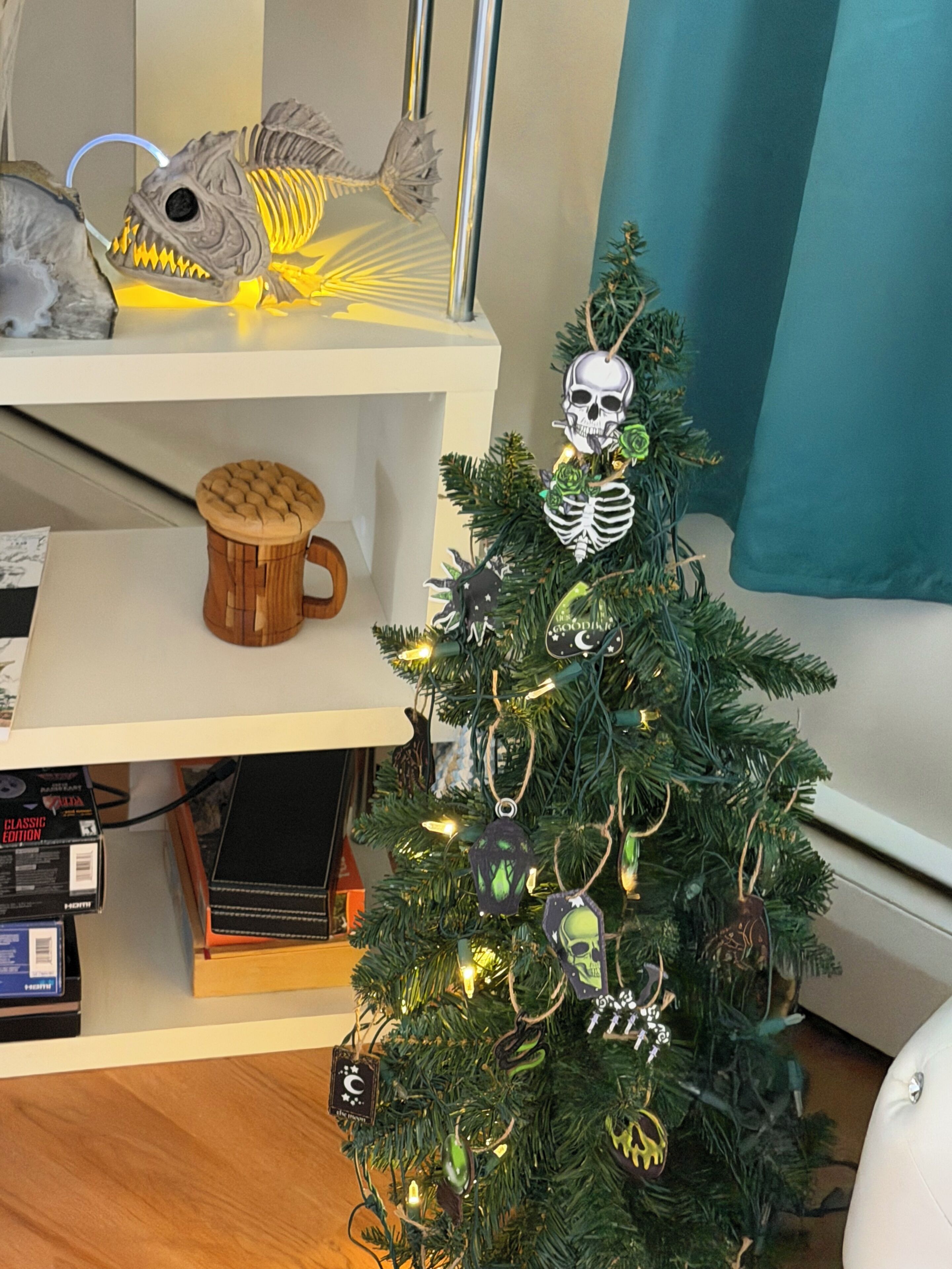 Uma árvore de Natal com enfeites, incluindo um enfeite de caveira e um ornamento em formato de caveira.