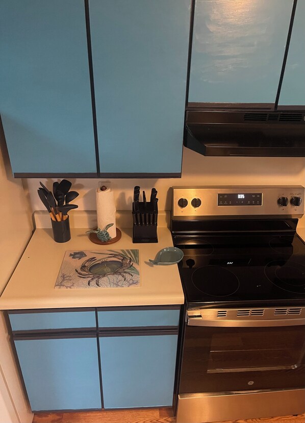 Microwave, oven, stovetop - Work, Play, and Stay at this waterfront escape! (Freetown)