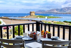 客房内保险箱、办公桌、免费 WiFi