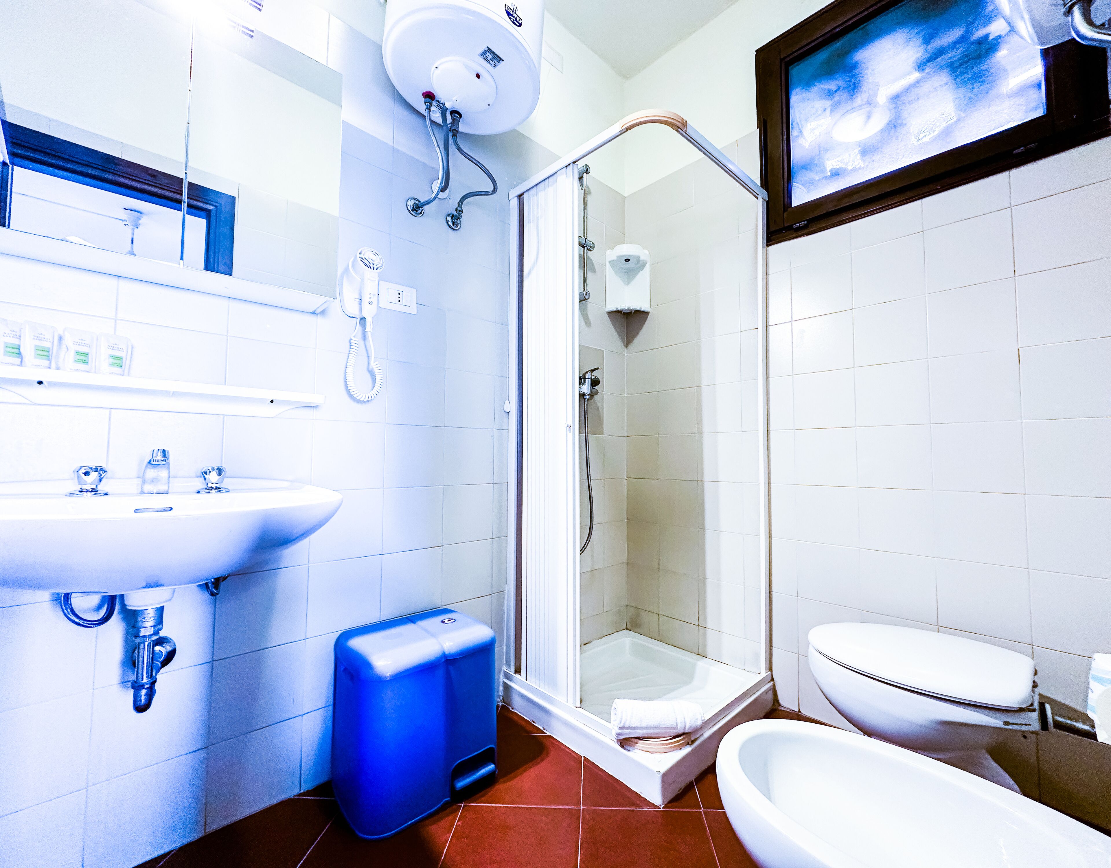 ฝ  ักบัว, ไดร์เป่าผม, ผ้าเช็ดตัว