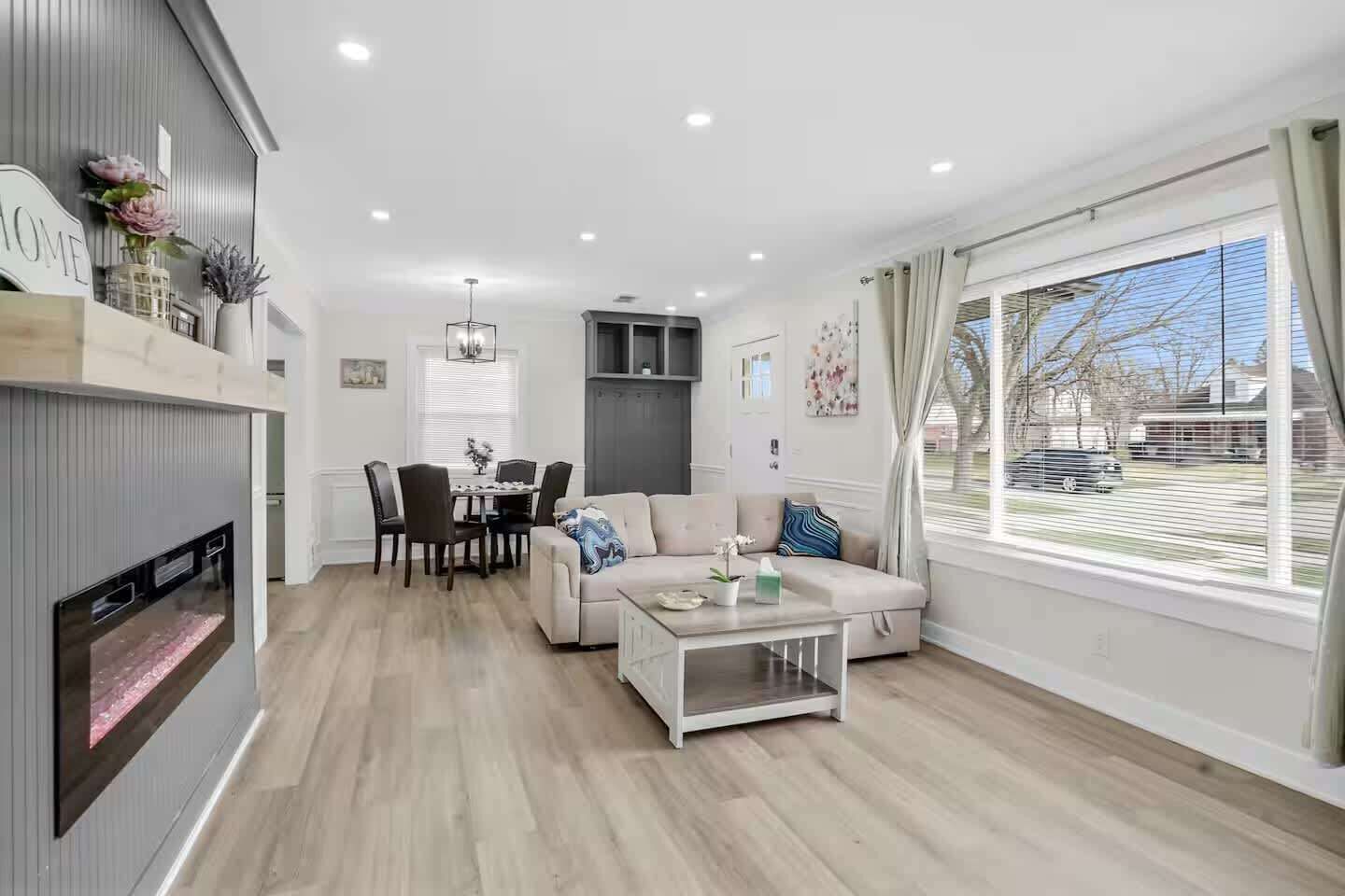 Televisio, takka, työhuone