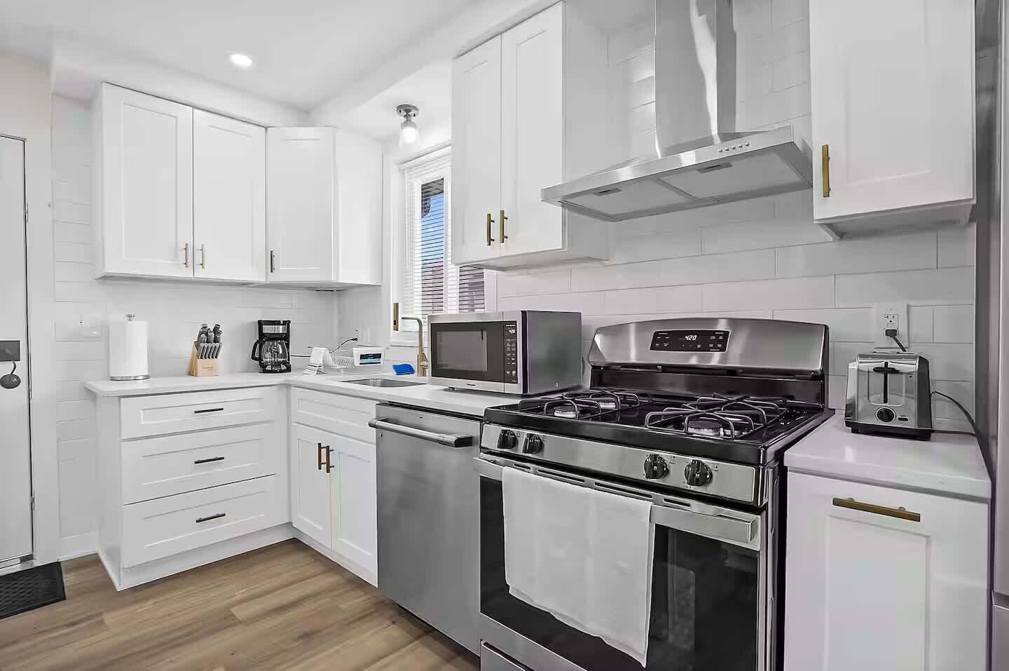 Refrigerador, microondas, horno y parrilla de estufa 