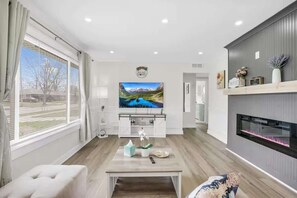 Fernseher, Kamin, Arbeitsbereiche