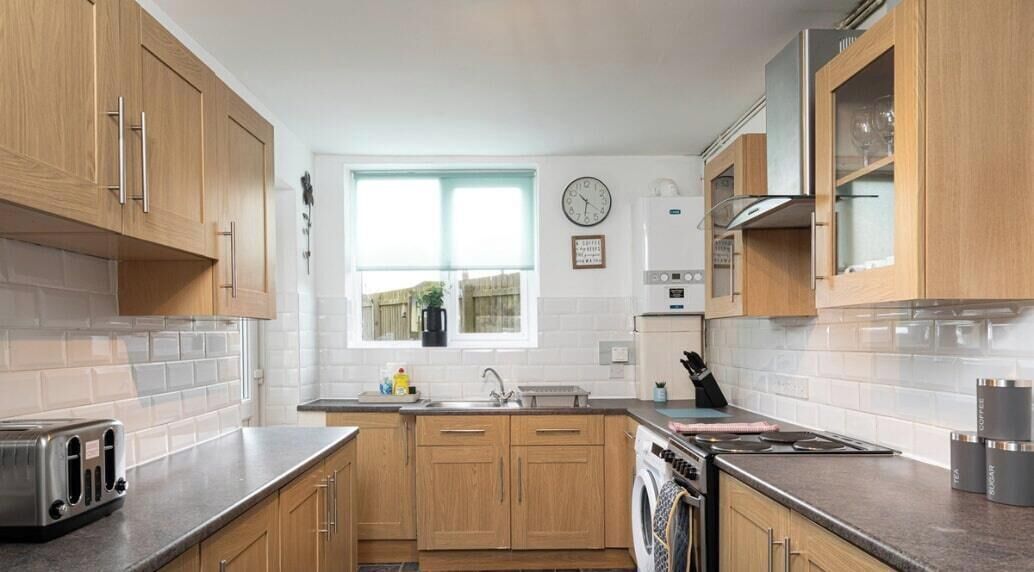 Réfrigérateur, micro-ondes, plaque de cuisson, grille-pain