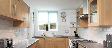 Réfrigérateur, micro-ondes, plaque de cuisson, grille-pain