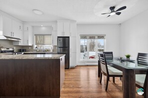 Frigorífico, microondas, horno y placa de cocina