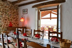 Dining - Charming Gîte with Mountain View, Wi-Fi & Air Conditioning in Saint-Étienne de Baïgorry (Saint-Étienne de Baïgorry)