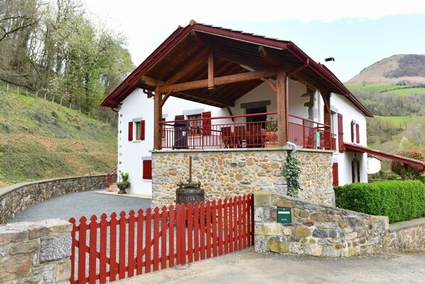 Exterior - Charming Gîte with Mountain View, Wi-Fi & Air Conditioning in Saint-Étienne de Baïgorry (Saint-Étienne de Baïgorry)