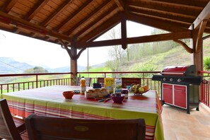 Outdoor dining - Charming Gîte with Mountain View, Wi-Fi & Air Conditioning in Saint-Étienne de Baïgorry (Saint-Étienne de Baïgorry)