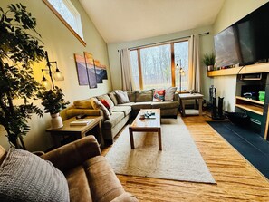 Living area - Stunning Pet Friendly House with Pond View, Sauna and Jetted Tub in the Home (Killington)