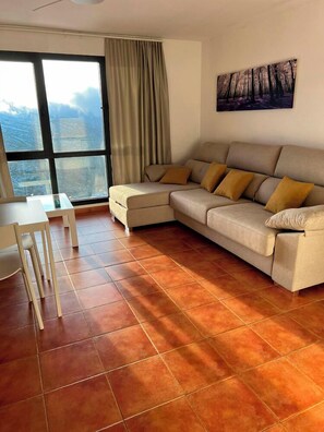 Deluxe Apartment, Mountain View | Living area | 42-inch flat-screen TV with cable channels - Apartamento en edificio Monteoiz (Sierra Nevada)