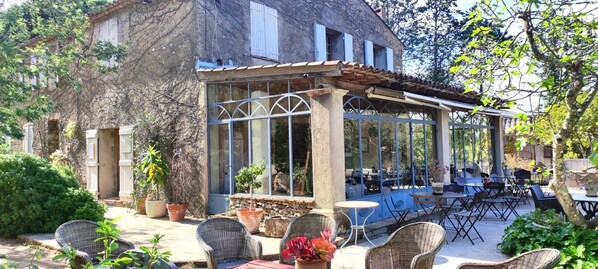 Outdoor dining - Hotel La Ferme Ladouceur (Ramatuelle)