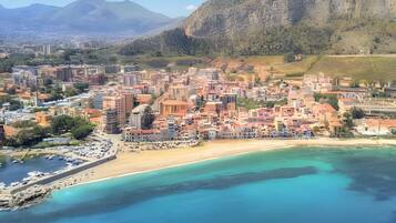 Una spiaggia nelle vicinanze