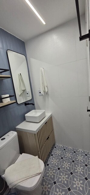 Comfort-Maisonette | Badezimmer | Haartrockner, Toilettenpapier