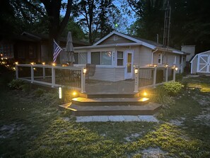 Una casa con veranda anteriore, cassetta delle lettere e bandiera americana.