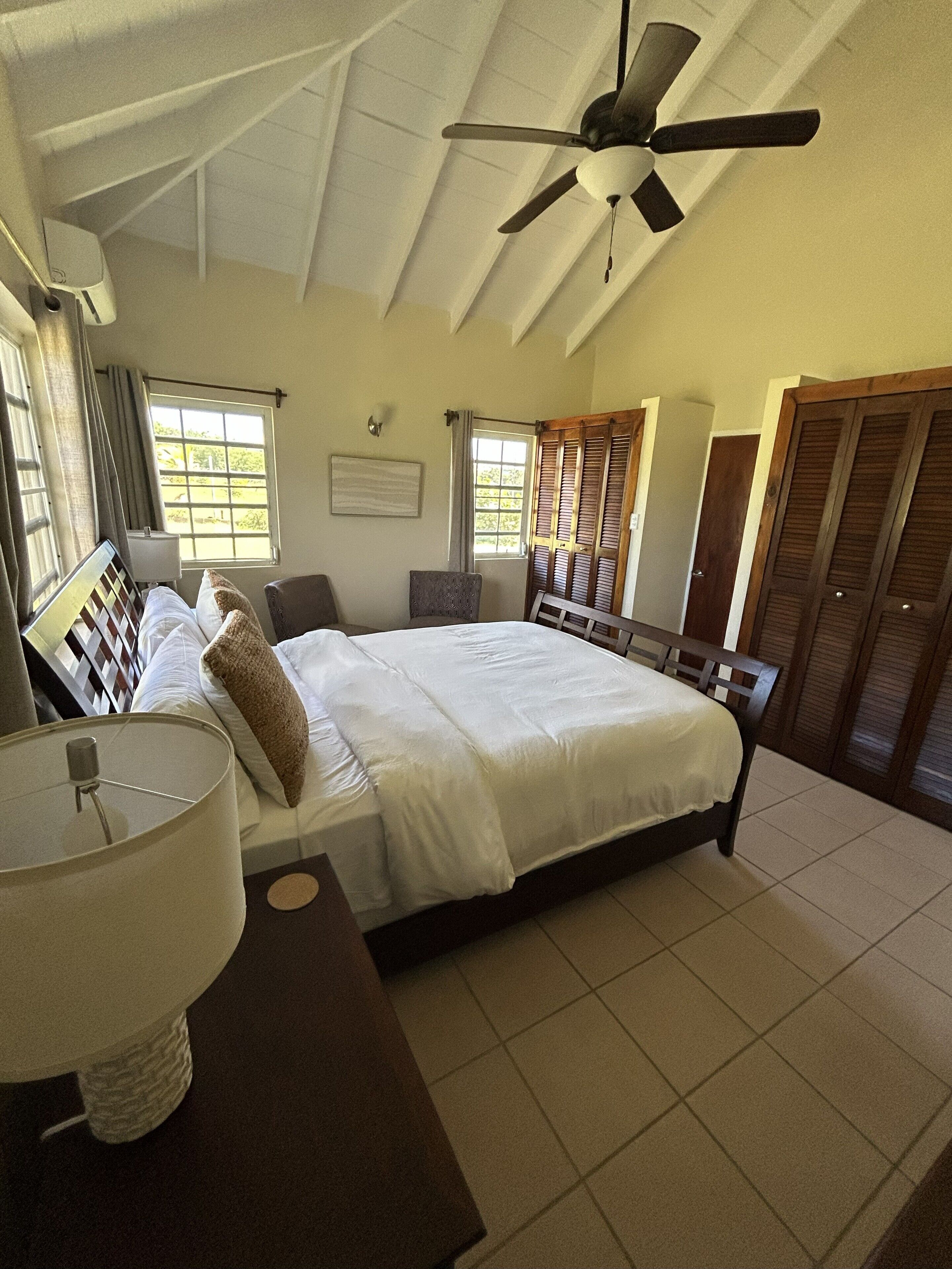 Tabla de planchar con plancha, wifi gratis y ropa de cama 