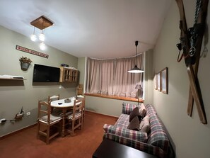 Comfort Apartment | Living area | 42-inch flat-screen TV with cable channels - Apartamento Con Garaje cerca a telesilla (Sierra Nevada)